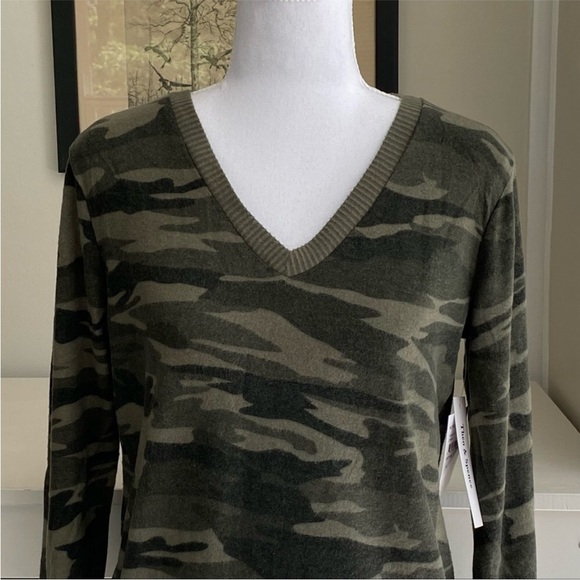 Theo & Spence Leopard Print V-Neck Pajama Top - Picture 12 of 13